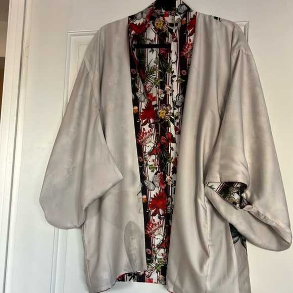 Black coral reversible silk open blouse - Picture 9 of 10